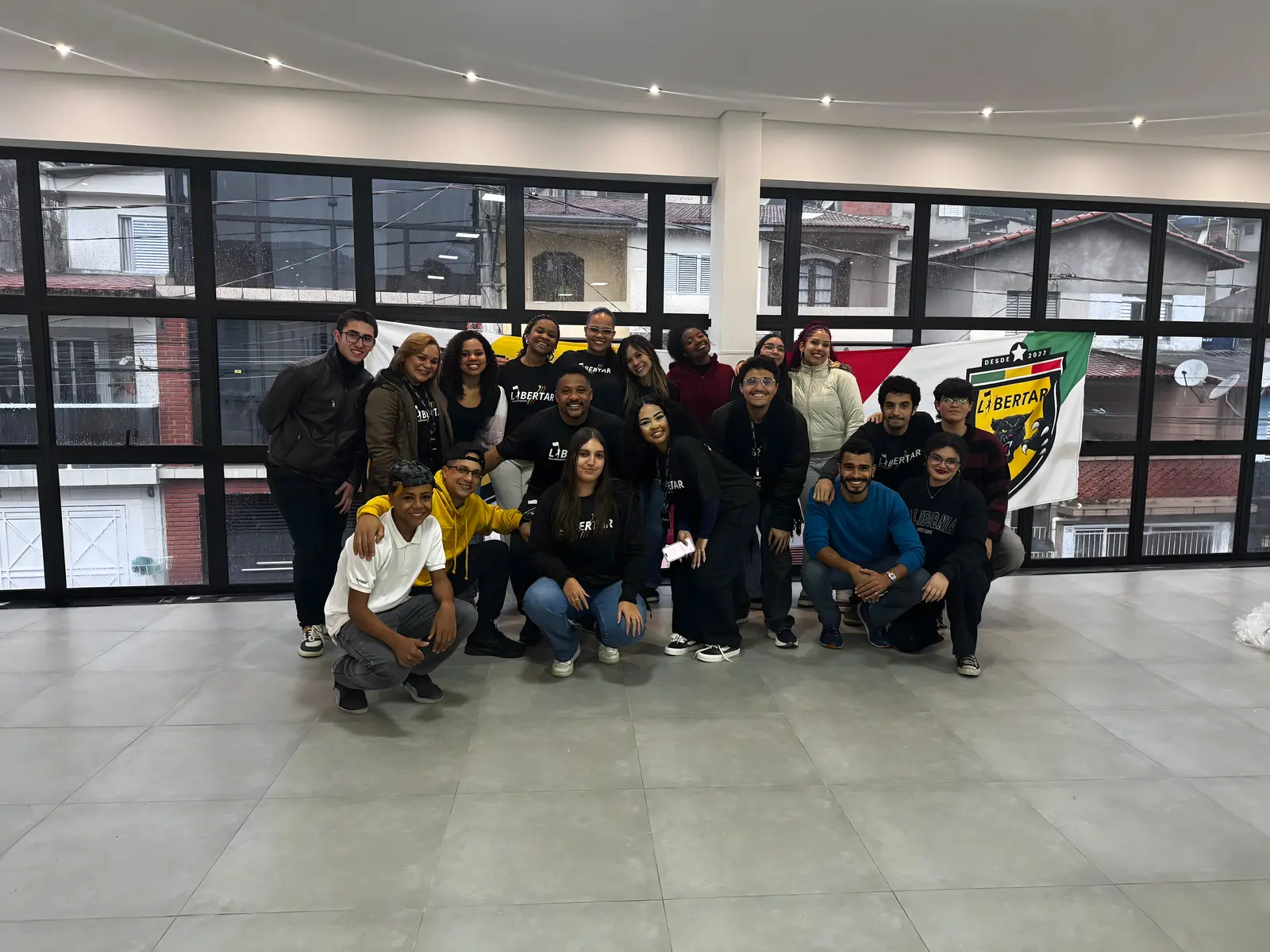Professora em aula de redação 2024