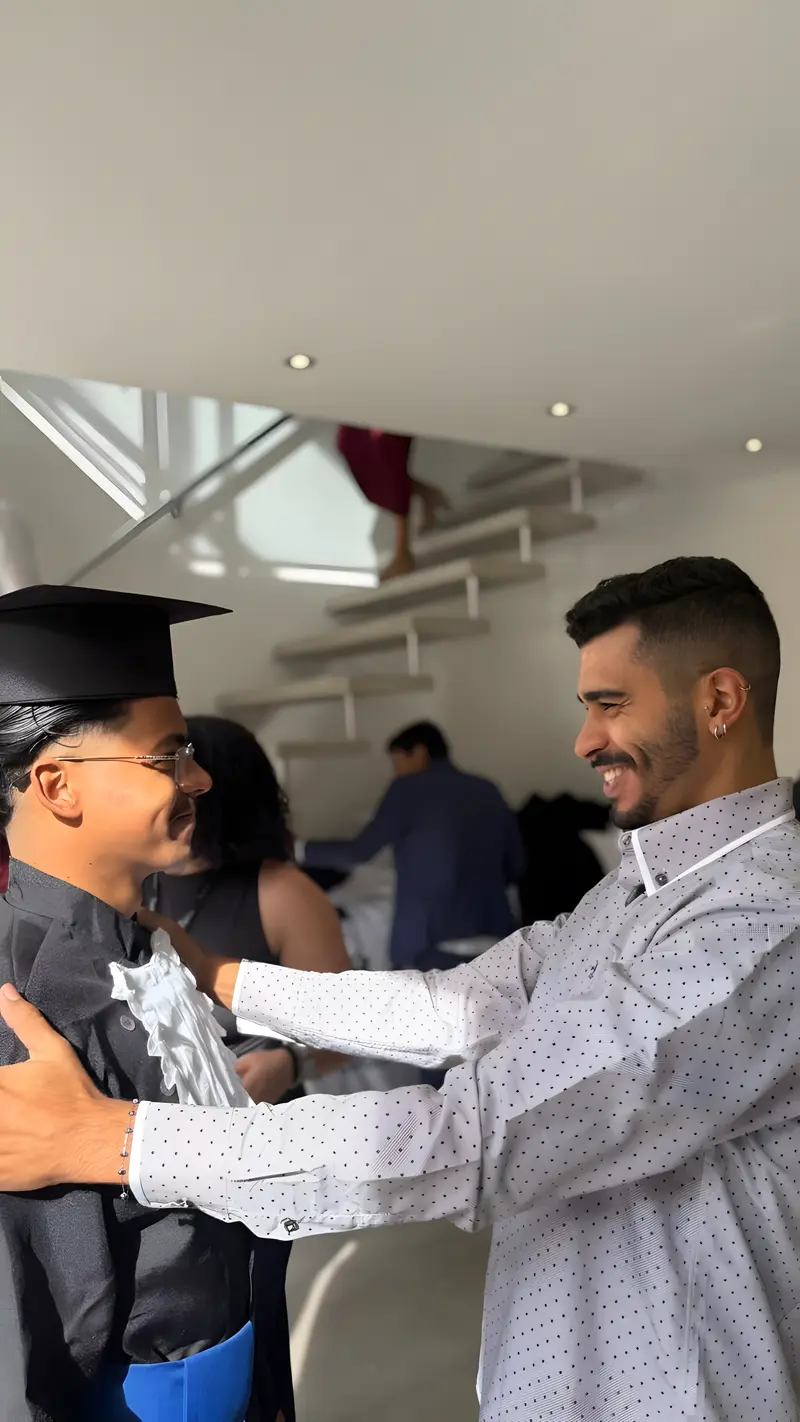 Formando comemorando aprovação
