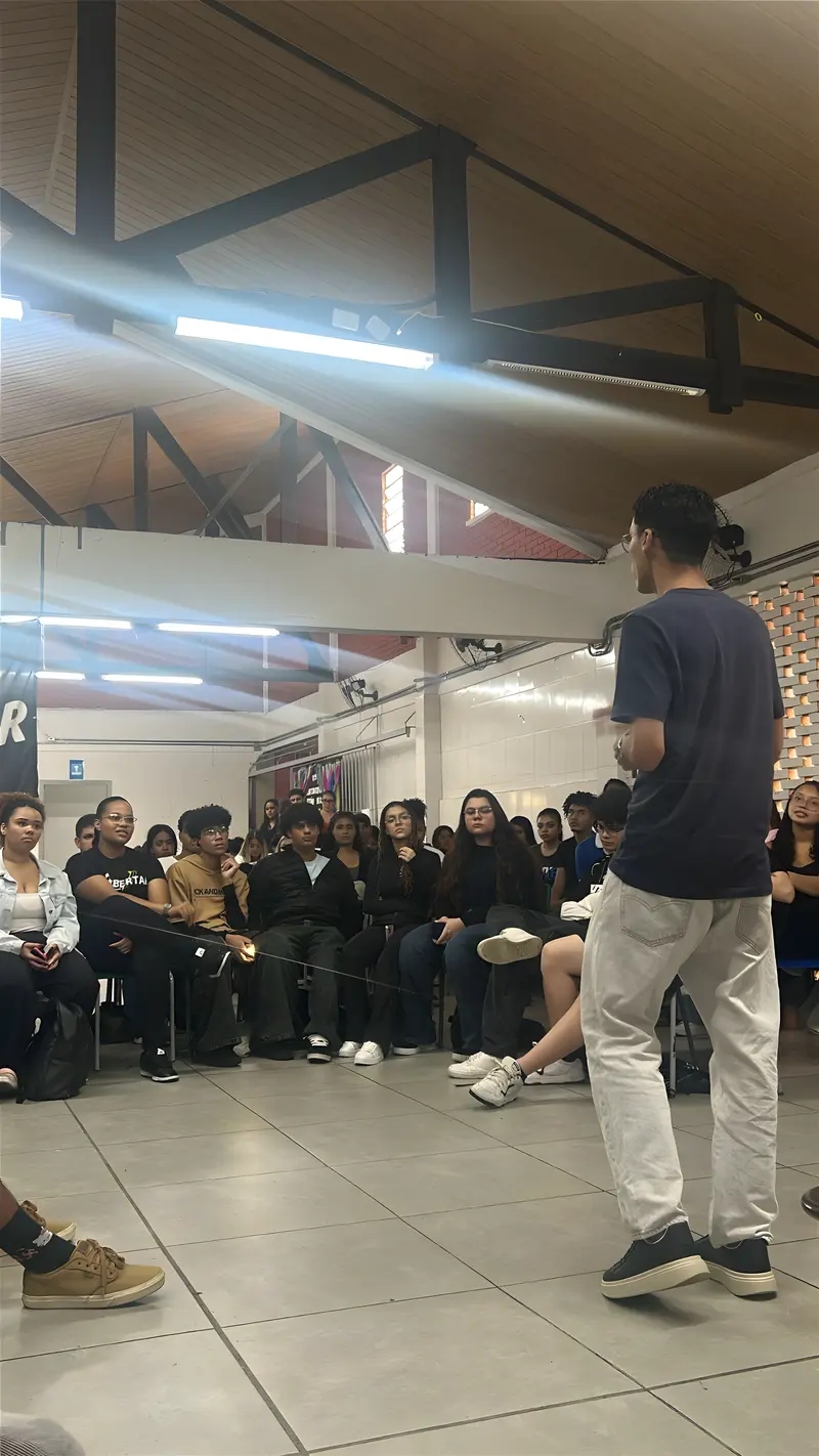 Aluno aprovado palestrando sobre cidadania