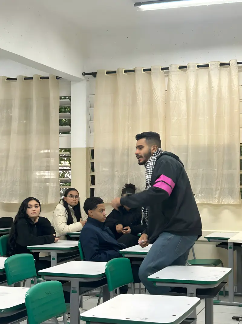 Aula de inglês para estudantes da comunidade